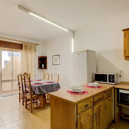 Sleeps 4 Wifi Apartment